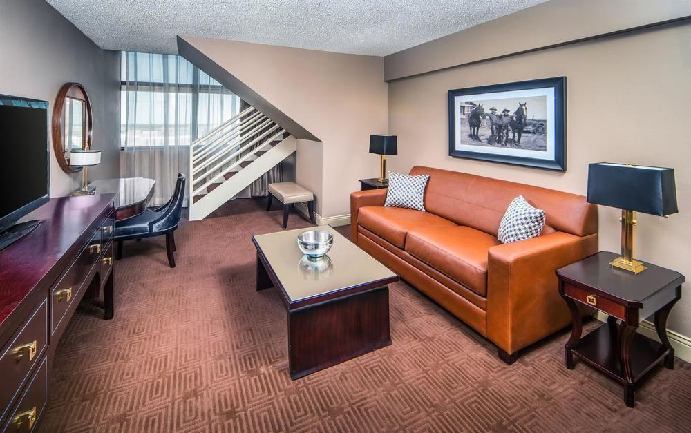 Отель Sheraton North Houston At George Bush Intercontinental Экстерьер фото