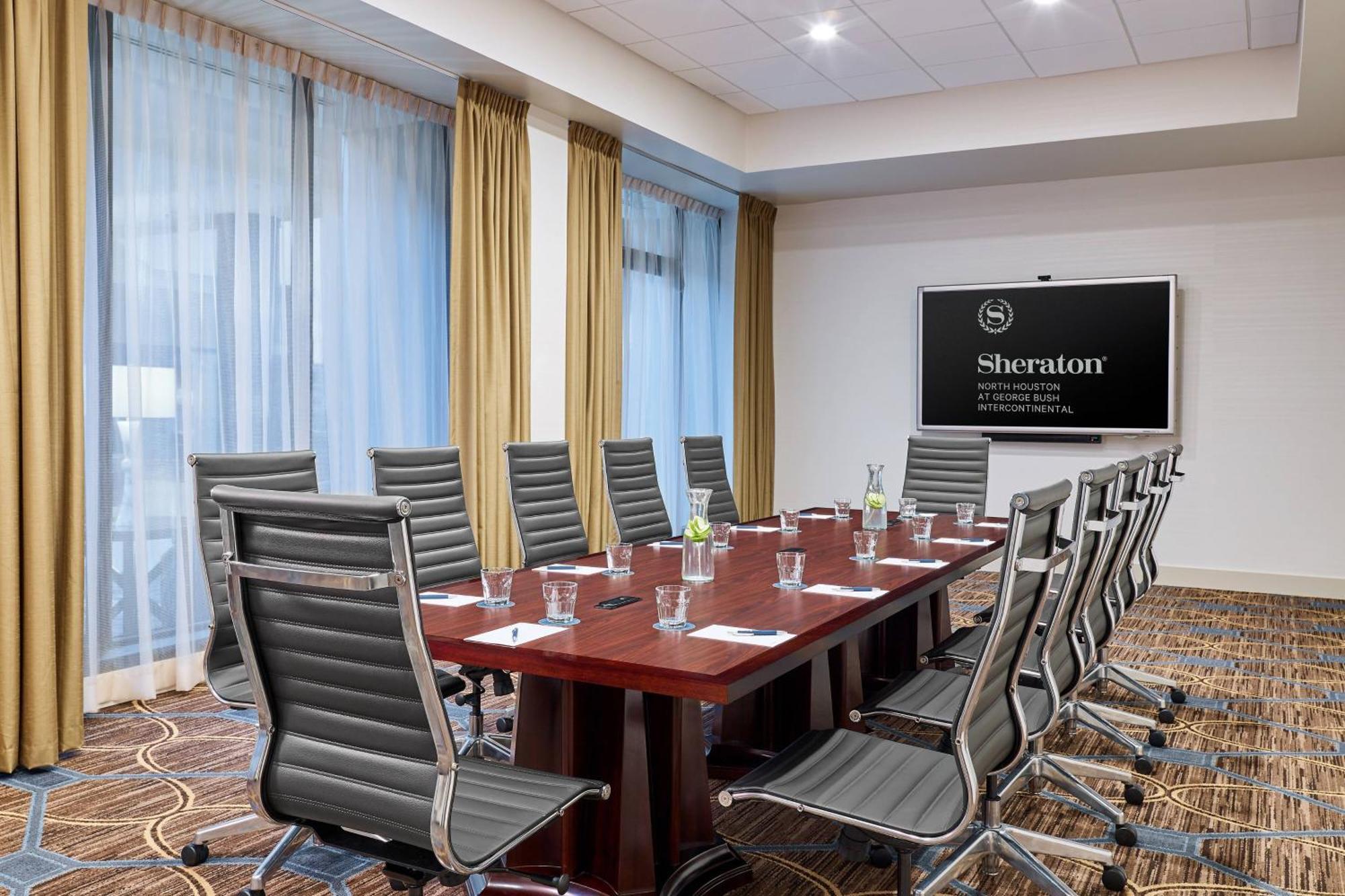 Отель Sheraton North Houston At George Bush Intercontinental Экстерьер фото