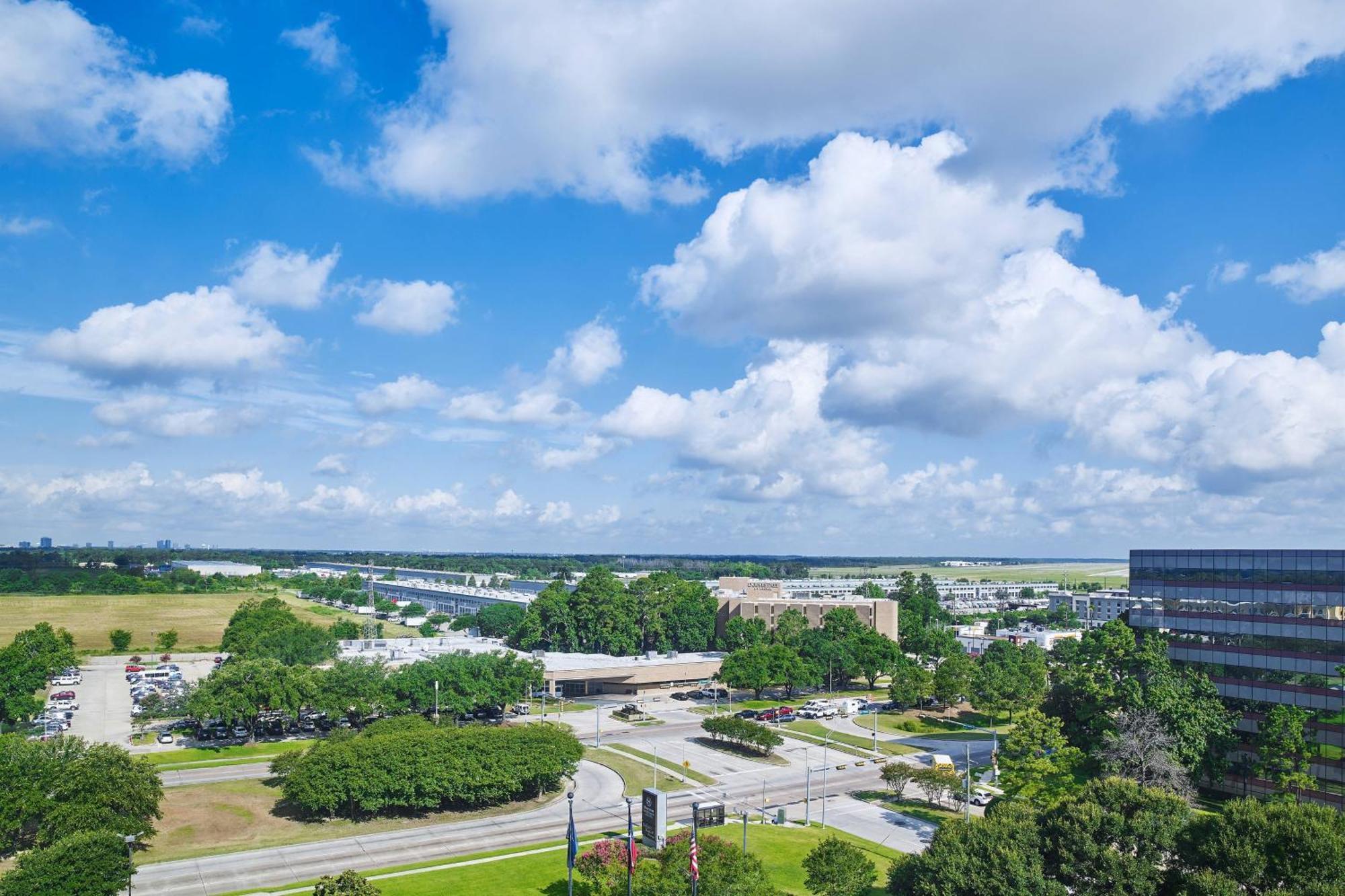 Отель Sheraton North Houston At George Bush Intercontinental Экстерьер фото